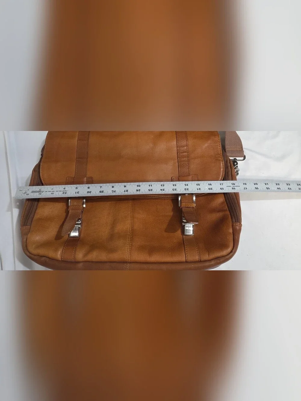 Kenneth Cole Reaction Show Business Tan Leather Messenger Bag